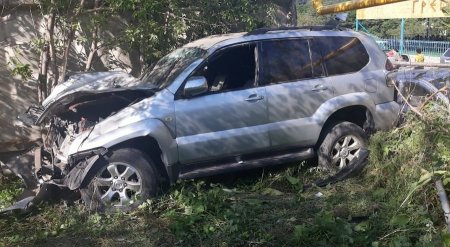 18-летний парень на джипе отца протаранил забор детского лагеря в Алматы