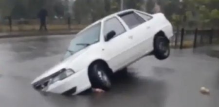 Видео с провалившимся в асфальт автомобилем удивило Казнет