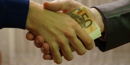 Полицейского осудили и выгнали с работы за взятку в 10 тыс. тенге в Караганде