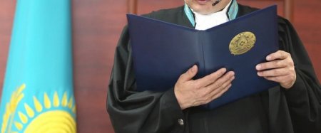Судья, завканцелярией и адвокат попались на взятке в Усть-Каменогорске