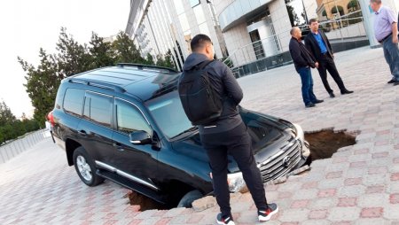 Toyota Land Cruiser провалился под брусчатку в Актау