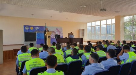 Дорожных полицейских в Алматы решили учить вежливости
