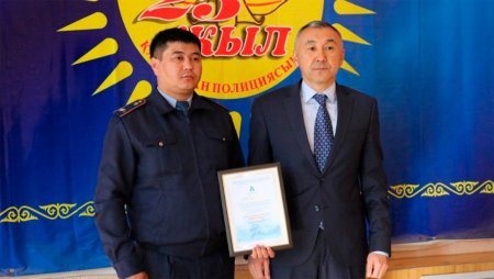 Полицейский в Актобе устоял перед взяткой и получил благодарность