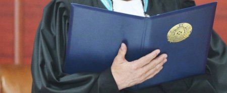 Полицейского осудили за вымогательство и получение взятки на 7,5 лет в Алматы