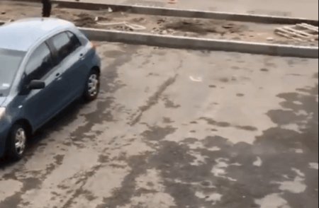 Выезд автомобилю перекрыли тротуаром в одном из ЖК в Алматы