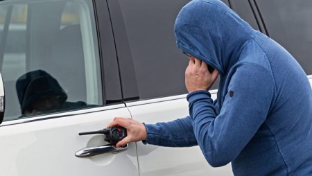 Сканером вскрывали чужие машины двое мужчин в Алматы