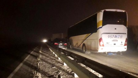 Два автобуса, КамАЗ и Honda Odyssey столкнулись на трассе в тумане