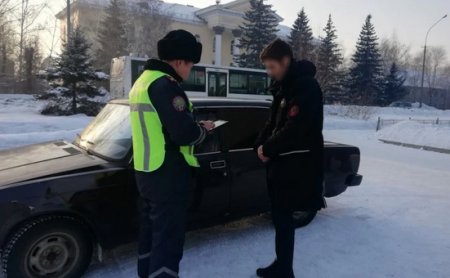 Экстремальную езду парней на капоте сняли на видео в Усть-Каменогорске