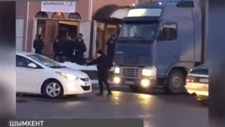 В Шымкенте школьник "разрулил" пробку, не дождавшись полиции