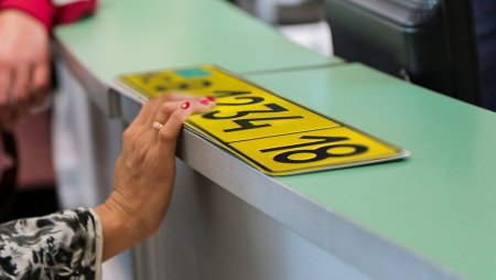 Первый желтый номер на иностранное авто выдали в Уральске