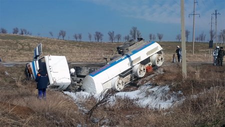 Бензовоз, гружённый топливом, опрокинулся в Шымкенте