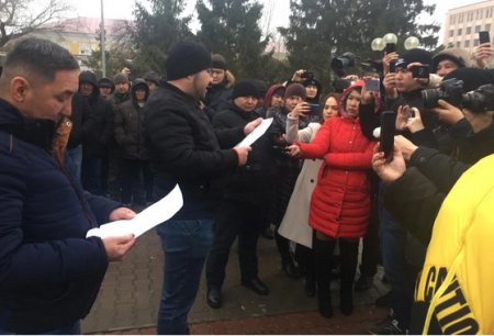 Владельцы авто с иностранными номерами вышли на площадь в Уральске