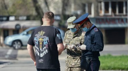 Полицейский брызнул в лицо мужчине газовым баллончиком в Нур-Султане