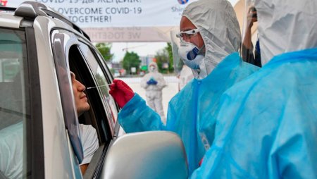 Тест на COVID-19 не выходя из машины в Алматы