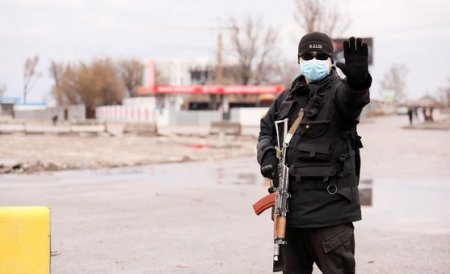 Пропускали через блокпост за взятки: работников акимата осудили в Алматы