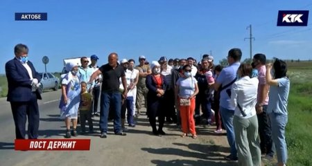 Возле блок-поста жители перекрыли дороги в пригороде Актобе