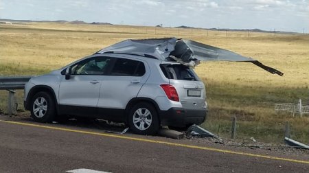 Отбойник прошил насквозь Chevrolet Tracker