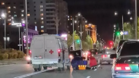 "Скорая" сбила девушку, перебегавшую дорогу в неположенном месте в Нур-Султане