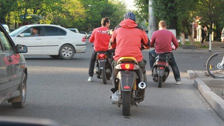 Права и обязанности водителей скутеров и электросамокатов пропишут в ПДД
