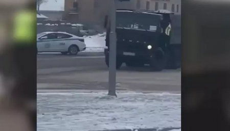 Камазист "прокатил" полицейского на кабине грузовика в Нур-Султане
