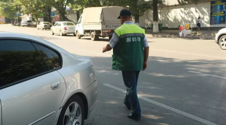 Автомобиль женщины облили нечистотами из-за конфликта в Павлодаре