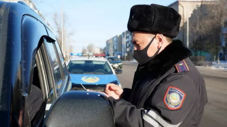 Отец нарушителя ПДД пытался дать взятку полицейскому в Туркестане