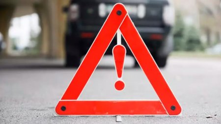 Авто врезалось в припаркованную фуру на трассе в ЗКО, есть погибший