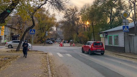 Включать ли правый поворотник при движении прямо, если главная уходит налево?
